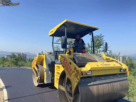 新密市雪花山森林運動公園瀝青道路攤鋪