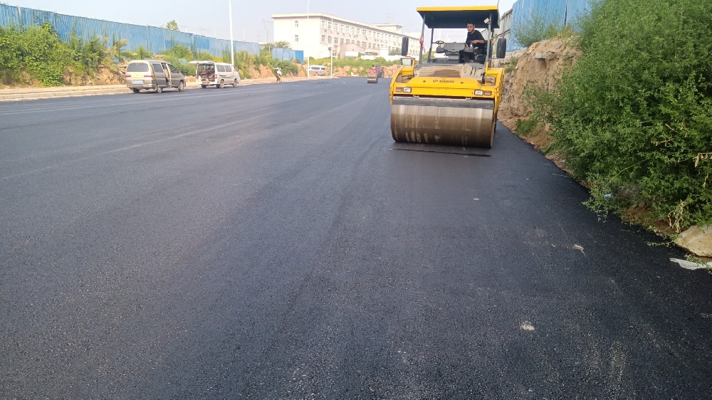 鄭州市政道路混凝土路面攤鋪機(jī)應(yīng)用注意事項(xiàng)