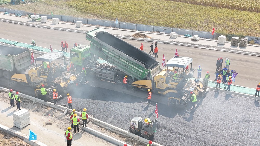 鄭州水泥混凝土路面機(jī)械攤鋪