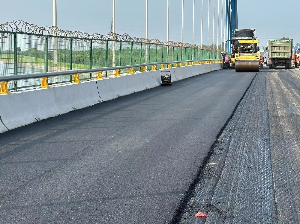 鄭州夏天柏油馬路特別亮的原因