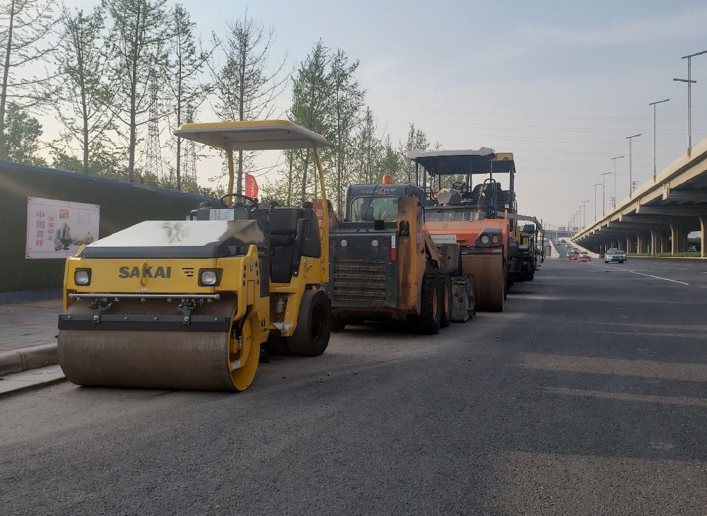 為什么現(xiàn)在有很多道路都采用瀝青路面？